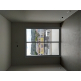 instalação de porta de alumínio branco Aluminio