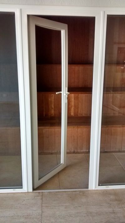 Porta pivotante pvc externa preço